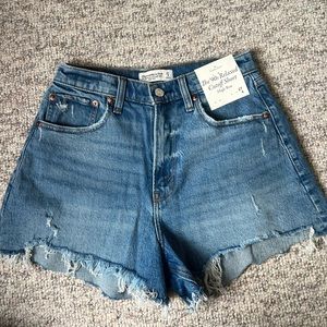 Abercrombie The 90s Relaxed Cutoff Short
High Rise denim shorts